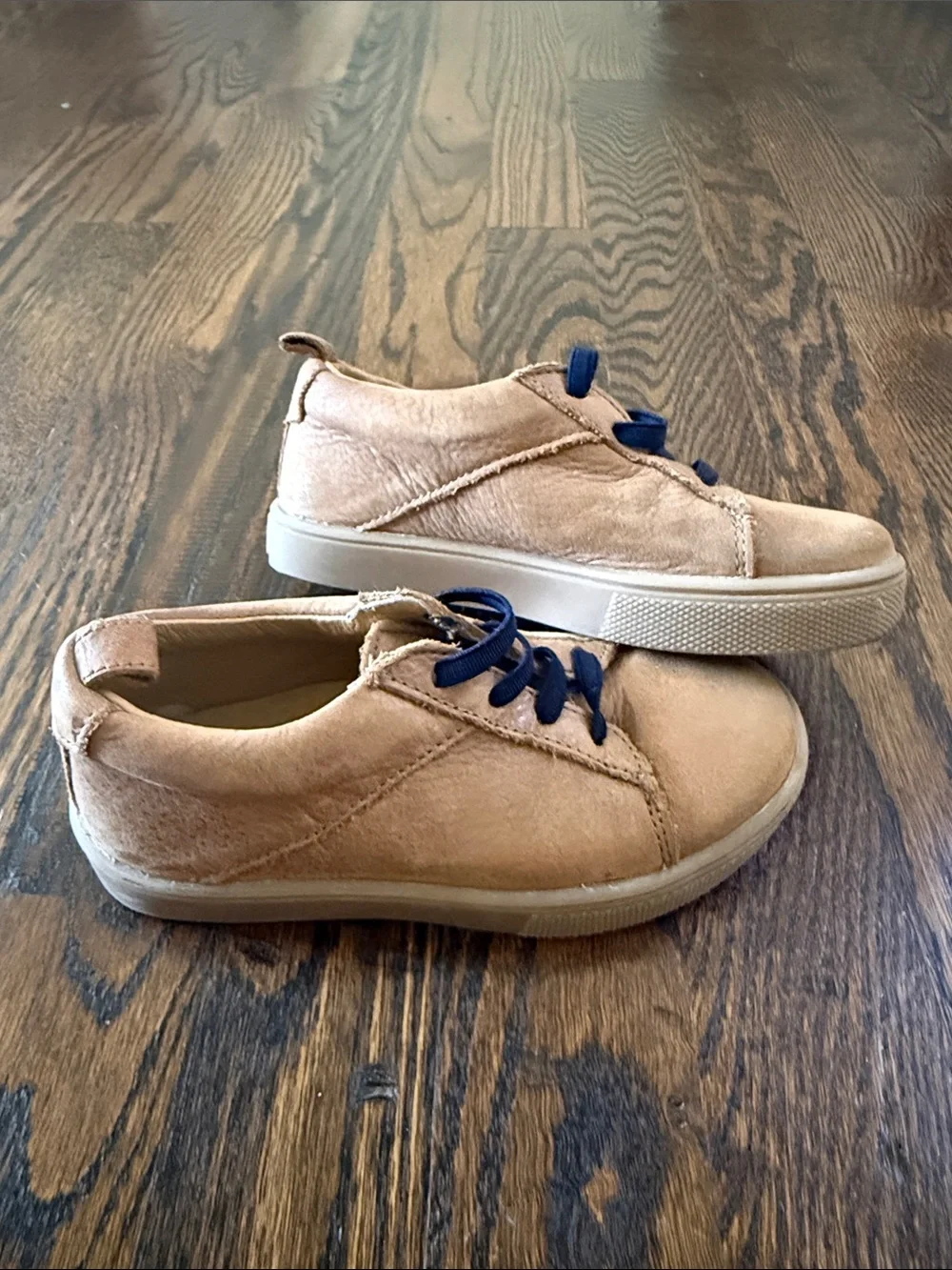 Freshly Picked Kids Leather Sneakers in Tan with Navy Elastic Laces